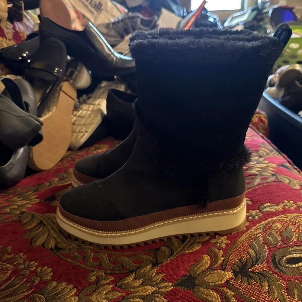 TOMS Black Suede Leather Shearling Waterproof Boots Size 5.5